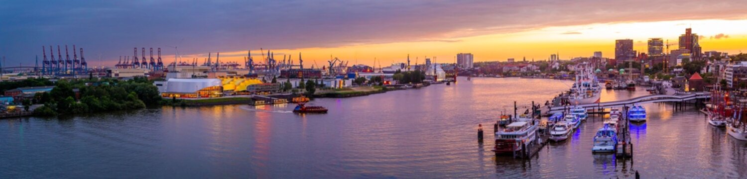 Panoramablick auf die Landungsbr&uuml;cken Hamburg