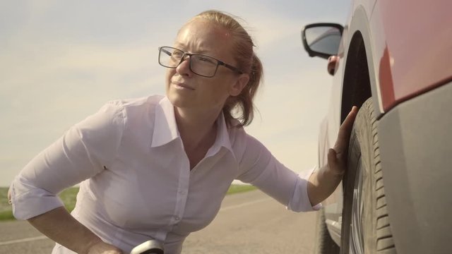 woman swears at the car that drove past and did not provide assistance on the road.