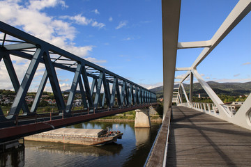 Fototapeta na wymiar Brückenpaar in Deggendorf / Eisenbahn- und Fußgängerbrücke über die Donau