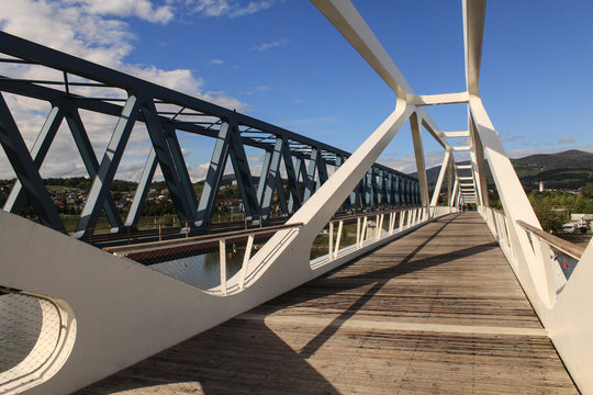 Brückenpaar in Deggendorf / Eisebahn-und Fußgängerbrücke über die Donau