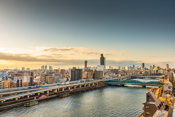 Obraz premium Tokio panoramę, widok na miasto Tokio w świetle wschodu słońca z rzeką Sumida.