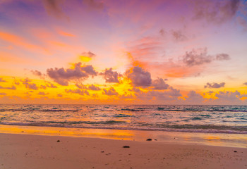 Obraz na płótnie Canvas Beautiful sunset with sky over calm sea in tropical Maldives island .