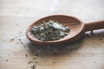 Lavende-Kräuter-Salz auf einem Olivenholzlöffel