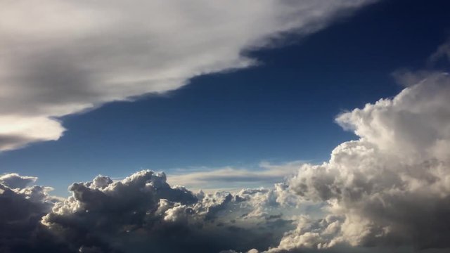 кучевые облака иллюминатор солнце самолет небо голубое 