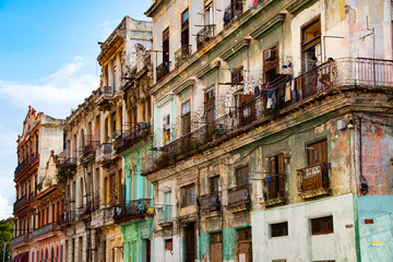 Fototapeta na wymiar Colonial houses in the old city center of Havana