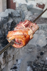ganzer Schweineshlege auf dem Holzkohlegrill