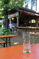 Biergarten mit leerem Glas