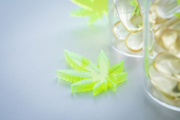 Obraz na płótnie Canvas Pillen, Tabletten, Kapseln mit Cannabis Marihuana Hanf und CBD in Labor Becherglas gegen Schmerzen zur Therapie als Medizin 