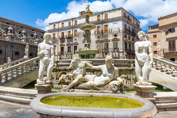 Prätorianer Brunnen (Italienisch: Fontana Pretoria) auf der Piazza Pretoria in Palermo, Sizilien. Von Francesco Camilliani 1554 in Florenz erbaut, 1574 nach Palermo verlegt