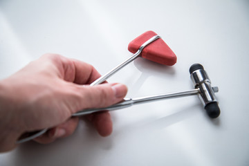 Neurologin nimmt Reflexhammer Buck und Perkussionshammer Tylor zur Diagnose