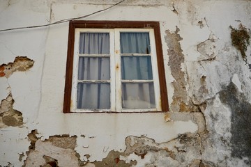 Fenster und alte Wand in Cascais 