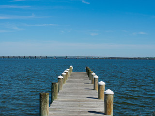 Obraz premium Looking off a Pier near Cambridge, Maryland
