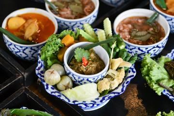 Fresh vegetable chili and curry are served for foreign tourists. Popular Thai food with delicious taste