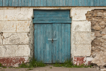 Fototapeta na wymiar old wooden door in the wall