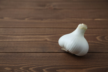 木のテーブルにのせた 生のニンニク ガーリック