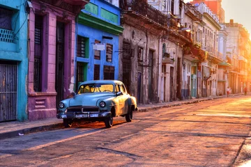Foto op Plexiglas Oude blauwe auto geparkeerd op straat in Havana Vieja, Cuba © akturer