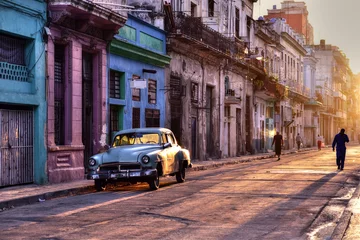 Zelfklevend Fotobehang Typisch straatbeeld van Havana Vieja in zonsopgang, Oud Havana, Cuba © akturer
