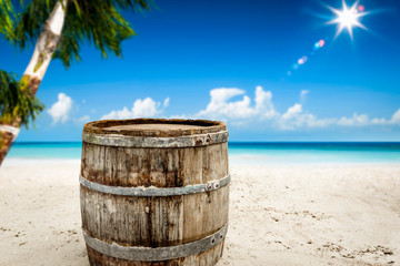Naklejka premium Wooden old retro barrel on beach and summer landscape of ocean 