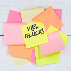 Viel Glück Erfolg erfolgreich Prüfung Test Wünsche Business Konzept Schreibtisch Notizzettel