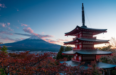 chureito pagode and mount fuji at sunset