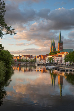 L&uuml;becks Kirchen spiegeln sich 