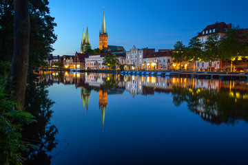 Fototapeta na wymiar Altstadt von Lübeck zur blauen Stunde