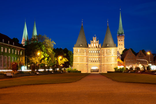 Stadttor von L&uuml;beck im Abendlicht