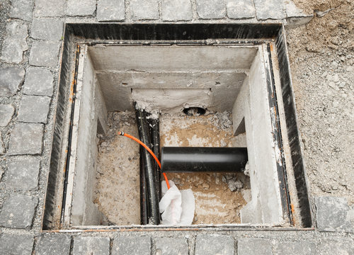 Ein kleiner Kabelschacht aus Beton aus der Vogelperspektive