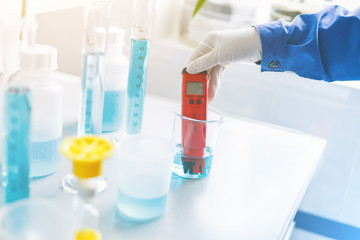 Obraz premium Analysis of water quality in a chemical laboratory, a device for measuring pH with equipment made of glass