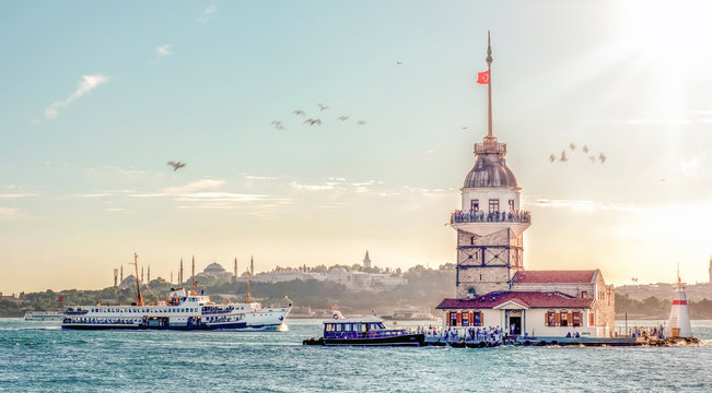 Fototapeta Maiden's Tower in istanbul, Turkey (KIZ KULESI - USKUDAR)