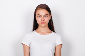 Obraz premium Bliska portret całkiem młoda dziewczyna brunetka