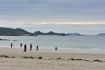 Des familles qui se promènent sur une plage de Bretagne