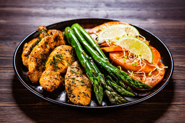 Grilled chicken strips and vegetables