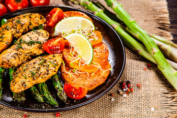 Grilled chicken strips and vegetables