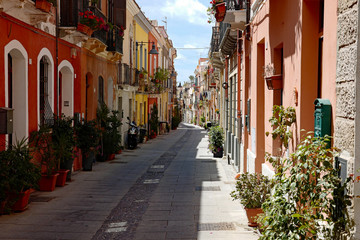 Sardinien, Cagliari, Gasse mit bunten Häusern
