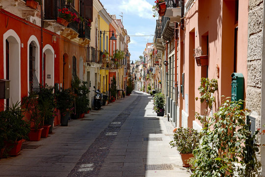 Sardinien, Cagliari, Gasse mit bunten H&auml;usern