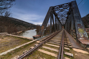 Fototapeta na wymiar iron bridge over the river