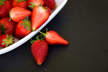 Erdbeeren in einer weißen Schüssel - Hintergrund 