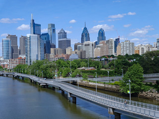 Obraz premium Philadelphia skyline in 2019 with recreational boardwalk along the Schuylkill River, known as the Schuylkill Banks
