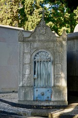 Historischer Grabbau auf dem Cemit&eacute;rio dos Prazeres in Lissabon