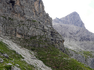 panorama verde e roccioso nelle dolomiti in italia
