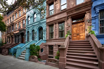 Blick auf eine Reihe historischer Brownstones in einem berühmten Viertel von Manhattan, New York City © goodmanphoto