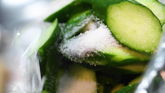 きゅうりの浅漬けを作る