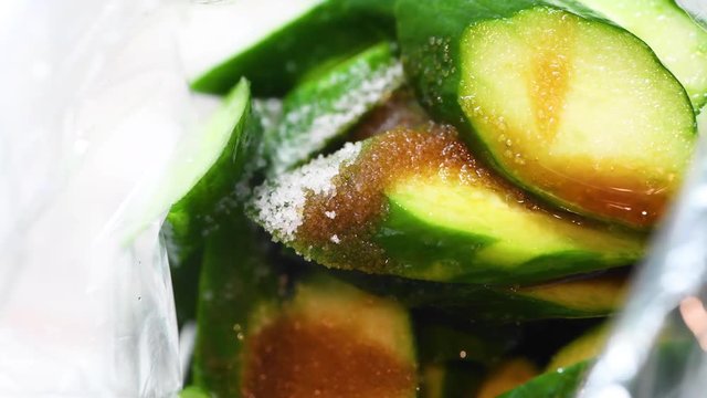 きゅうりの浅漬けを作る