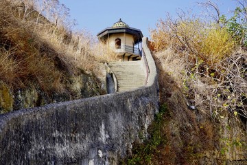 Alter, verlassener Leuchtturm in Lissabon