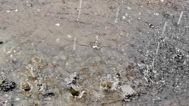 Lluvia fuerte cae del techo fuerte sobre piedras, aguacero fuerte, invierno agua fuerte cae