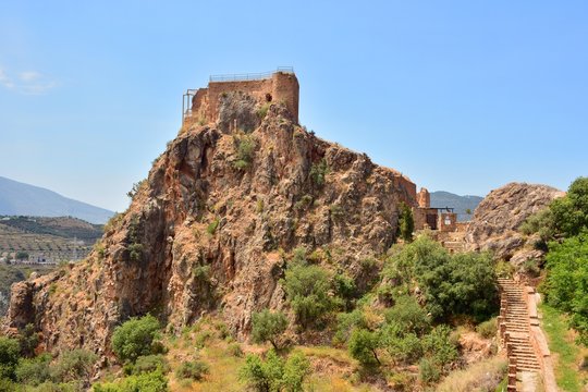 Vista del castillo de Lanjaron en la Alpujarra de Granada, Espa&ntilde;a
