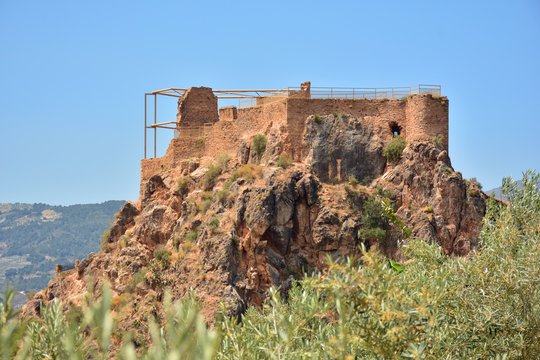 Vista del castillo de Lanjaron en la Alpujarra de Granada, Espa&ntilde;a