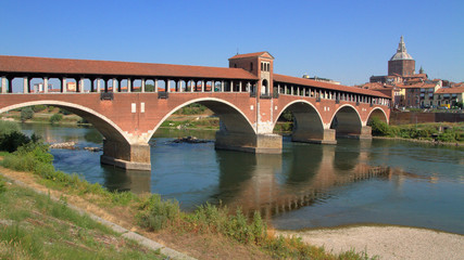 Naklejka premium vecchio ponte a pavia in italia, old bridge in pavia city in italy 