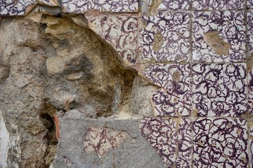 Mauer mit Bruchstücken von Fliesen